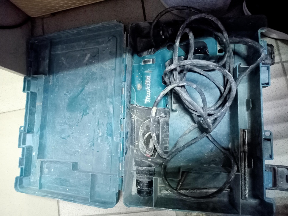 Перфоратор MAKITA HR2470