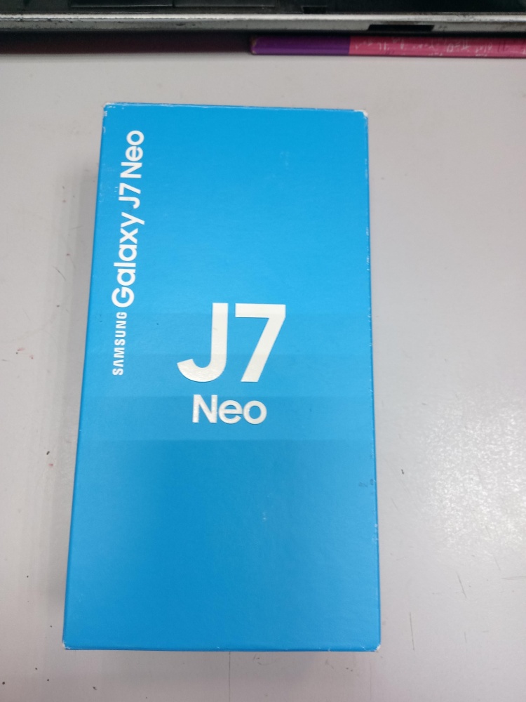 Смартфон Samsung J7 NEO