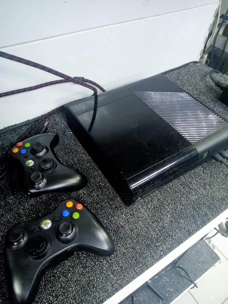 Игровая приставка XBOX 360
